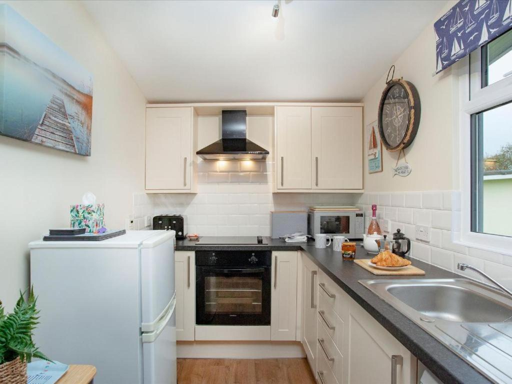 Sunnydaze-Detached Chalet With 2 Bedrooms And 2 Bathrooms And Private Parking Outside Door Dartmouth Extérieur photo