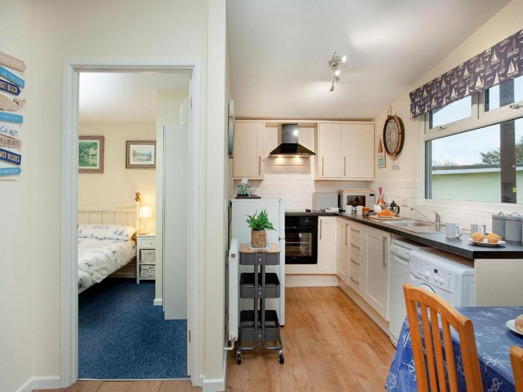Sunnydaze-Detached Chalet With 2 Bedrooms And 2 Bathrooms And Private Parking Outside Door Dartmouth Extérieur photo
