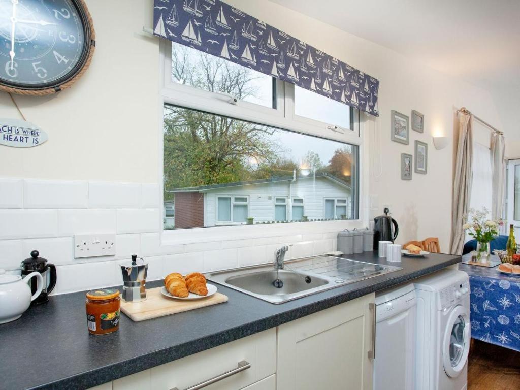 Sunnydaze-Detached Chalet With 2 Bedrooms And 2 Bathrooms And Private Parking Outside Door Dartmouth Extérieur photo